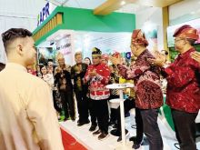 Bupati Pelalawan H Zukri meninjau stan PT RAPP usai membuka pelaksanaan Helat Pelalawan 2023 sampena HUT Pelalawan ke-24 di halaman Kantor Bupati Pelalawan, Jumat (6/10/2023).  