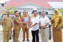 Stakeholder Relation Manager RAPP untuk Kepulauan Meranti Susilo Sudarman menyerahkan kunci becak motor secara simbolis kepada Plt Bupati Kepulauan Meranti H Asmar, Senin (9/10/2023).  