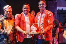 Bupati Pelalawan H Zukri menyerahkan trofi peng­hargaan Stand 1 Terbaik Helat Pelalawan kepada Stakeholder Relations Manager RAPP untuk Kabupaten Pelalawan, Mabrur, di malam puncak acara, baru-baru ini.  