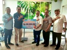 Peyerahan bantuan PT Perkebunan Nusantara V kepada KONI Provinsi Riau untuk penyelenggaraan Porwil Sumatera XI tahun 2023 yang akan berlangsung pada awal November mendatang. PTPN V menyerahkan bantuan sebesar Rp100 juta untuk ajang olahraga akbar yang diikuti berbagai provinsi se Pulau Sumatera ters