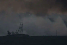 Asap terlihat membubung di atas Jalur Gaza di tengah pemadaman komunikasi /Reuters