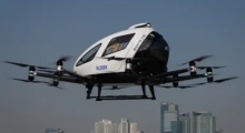 Pesawat multicopter dua penumpang Vertical Takeoff and Landing (eVTOL) all-electric EHang, melakukan penerbangan tampilan tak berawak di acara pemerintah Korea di pulau Yeouido di Seoul pada 11 November 2020 /AFP