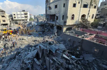 Warga Palestina berkumpul di lokasi serangan Israel di rumah-rumah di kamp pengungsi Jabalia di Jalur Gaza utara, 1 November 2023 /Reuters