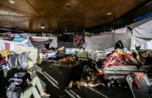 Orang-orang menunggu di tempat penampungan tenda dalam kegelapan saat bahan bakar untuk pembangkit listrik habis, di luar hopsital Al-Shifa di Kota Gaza pada awal 3 November 2023 /AFP