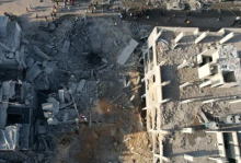 Warga Palestina berkumpul di lokasi serangan Israel di rumah-rumah di Maghazi, di Jalur Gaza tengah, 3 November 2023 /Reuters