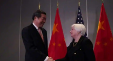 Menteri Keuangan AS Janet Yellen dan Wakil Perdana Menteri China He Lifeng berjabat tangan pada awal pertemuan dua hari mereka menjelang Kerja Sama Ekonomi Asia-Pasifik (APEC), di San Francisco, California, pada 9 November 2023 /AFP