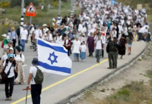 Pemukim Israel mengadakan pawai protes dari Tapuach Junction ke pos terdepan pemukim Israel di Evyatar, di Tepi Barat, 10 April 2023 /Reuters