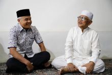  Capres Ganjar Pranowo bersama Gus Mus. Sumber: Tim media Ganjar. Sumber: jpnn.com
