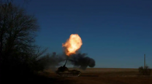 Tentara Ukraina, dari Brigade Artileri Berat ke-43 menembakkan howitzer Jerman Panzerhaubitze 2000, saat serangan Rusia ke Ukraina berlanjut, dekat Soledar, Ukraina, 11 Januari 2023 /Reuters