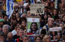 Anggota keluarga dan pendukung Israel dan negara lain yang disandera pada 7 Oktober oleh Hamas pada demonstrasi di Yerusalem /Reuters