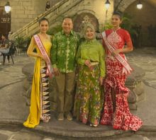 Zahira Khairani saat bersama Duta Besar Indonesia untuk Filipina Agus Widjojo dan istri.