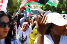 Pendukung Kongres Nasional Afrika (ANC) yang berkuasa di Afrika Selatan dan berbagai partai politik termasuk kelompok masyarakat sipil berkumpul dalam solidaritas dengan rakyat Palestina di luar kedutaan Israel di Pretoria, Afrika Selatan, 20 Oktober 2023 /Reuters