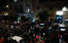 Orang-orang menyaksikan dari jendela ketika tahanan Palestina yang dibebaskan meninggalkan penjara militer Israel, Ofer, setelah kesepakatan pertukaran sandera-tahanan antara Hamas dan Israel di dekat Ramallah di Tepi Barat yang diduduki Israel pada 24 November 2023 /Reuters