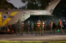 Sandera yang dibebaskan sebagai bagian dari kesepakatan antara Israel dan kelompok Islam Palestina Hamas tiba dengan helikopter di Schneider Children's Medical Center di Petah Tikva, Israel, 24 November 2023 /Reuters