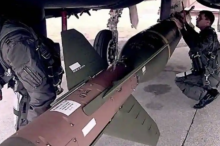 Gambar file Angkatan Udara AS ini menunjukkan pilot memeriksa GBU-28 