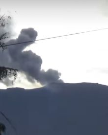 Gunung Marapi di Sumbar Erupsi, kemarin (foto istimewa)