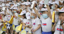 Anak-anak Korea Utara bersorak selama acara untuk menandai peringatan ke-73 Hari Anak Internasional di Taman Hiburan Taesongsan di Pyongyang /AP