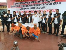 Empat tersangka dan barang bukti