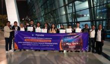 Danish Riziq Khairan Siregar (enam dari kiri), salah seorang anak karyawan PalmCo yang turut berhasil menyumbang medali dan harumkan nama bangsa pada ajang olimpiade sains internasional yang diikuti 304 peserta berbagai negara dunia