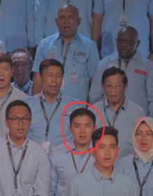 Potret Teddy, lelaki yang dilingkari garis merah di atas di klaim Umar sebagai anggota TNI Aktif, yang berada di barisan Timses Prabowo-Gibran. (X/@UmarSyadatHsb__)