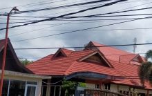 Kondisi kabel yang kendur di depan pintu keluar masuk pagar perkantoran di Jalan pertanian Bengkalis