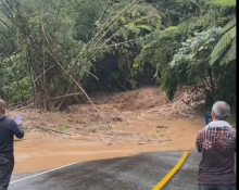 Potret Jalun Lintas Riau-Sumbar terputus akibat Longsor di Ulu Aia Harau. (Tangkapan Layar @lokerriau)