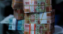 Gambar uang kertas 100.000 rupiah /Reuters