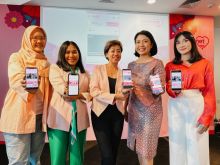 Direktur & Chief Enterprise Business and Corporate Affairs Officer XL Axiata, Yessie D. Yosetya ( kanan tengah), dan Komisaris Independen XL Axiata, Yasmin Wirjawan (kiri tengah) ber selfie bersama para anggota Sisternet  dalam acara peluncuran fitur baru aplikasi Sisternet di Jakarta, Rabu (20/12).