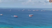 Gambar handout oleh Pasukan Penjaga Pantai Filipina menunjukkan kapal-kapal milisi Tiongkok beroperasi di Whitsun Reef di Laut Cina Selatan, 2 Desember 2023 /Reuters