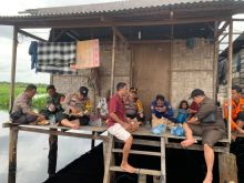 Kapolsek Pinggir saat bersama suku sakai