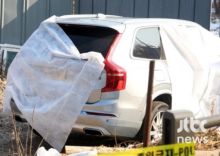 Aktor Lee Sun-kyun ditemukan tewas di dekat Taman Waryong di Jongno-gu, Seoul pada tanggal 27, dan petugas polisi sedang memeriksa bagian dalam kendaraan Lee Sun-kyun. Reporter Tim Berita JTBC Entertainment Park Se-wan dan Kim Hyun-woo. (naver.com)