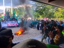 Ratusan Mahasiswa Aceh Serbu Pengungsi Rohingya, Desak Segera Didepotasi dari Indonesia. (@larassiregar25/X)