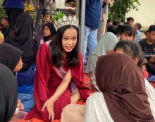 Zahira Khairani terlihat berbincang dengan anak seusianya saat menyambangi Komunitas Tulis di Bantargebang.