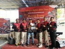 Kalapas Bengkalis saat menyerahkan piagam kepada salah satu awak media yang mendapat juara I lomba mancing