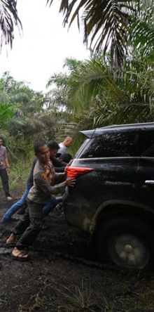 Kapolres dan rombongan saat menuju desa tasik serai kecamatan pinggir