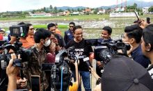 Potret Anies Baswedan Turun ke Pematang Sawah di Solok, Sumatera Barat. (sumbernarasi.com/tangkapan layar)