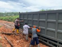 Kapolsek pinggir kompol Darmawan bersama warga saat goro bersama