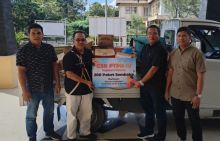 Perwakilan PTPN IV PalmCo Regional 3 menyerahkan bantuan 1,4 ton paket sembako yang diperuntukkan bagi korban terdampak banjir Kabupaten Kampar, Provinsi Riau