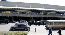 Orang-orang berjalan di luar bandara internasional Beirut di Beirut, Lebanon 29 Maret 2016 /Reuters