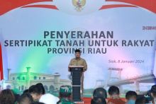 Wakil Menteri ATR/BPN Serahkan Sertifikat PTSL Kepada Warga Kandis, Wabup Husni ucapkan Terimakasih