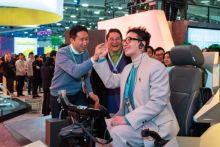 G-Dragon mengunjungi stan HD Hyundai yang didirikan di Aula Barat Las Vegas Convention Center ( LVCC ), tempat 'CES 2024', pameran peralatan rumah tangga dan IT terbesar di dunia, diadakan pada tanggal 9 (waktu setempat) dan melihat ruang pameran. Disediakan oleh HD Hyundai.