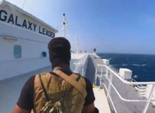 Seorang pejuang Houthi berdiri di kapal kargo Galaxy Leader di Laut Merah dalam foto ini dirilis 20 November 2023 /Reuters