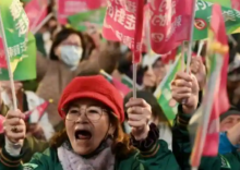 Pendukung kandidat presiden Taiwan Lai Ching-te, dari Partai Progresif Demokratik (DPP) yang berkuasa, meneriakkan slogan-slogan selama rapat umum kampanye di Taipei pada 11 Januari 2024 /AFP