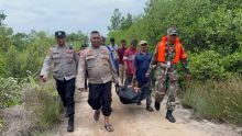 Petugas gabungan saat Evakuasi korban tenggelam di rupat