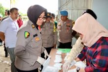 Kasat Narkoba Polresta Pekanbaru Kompol Manapar langsung melakukan tes urine pada personil yang berjaga di KPU dan Gudang Logistik Pekanbaru.