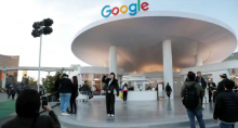 Seorang peserta berfoto di depan rumah Google di CES 2024, sebuah pameran dagang elektronik konsumen tahunan, di Las Vegas, Nevada, AS /Reuters