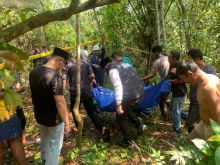 Saat mengevakuasi korban