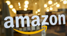 Logo Amazon terlihat di pintu toko ritel Amazon Books di New York City, AS /Reuters