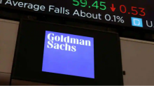 Logo Goldman Sachs terlihat di lantai perdagangan di New York Stock Exchange (NYSE) di New York City, New York, AS, 17 November 2021 /Reuters