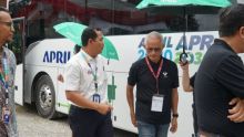 Penyerahan delapan unit bus listrik dari Chief Executive Officer (CEO) PT VKTR, Gilarsi W Setijono kepada Chief Operating Officer (COO) PT RAPP Eduward Ginting, Kamis (25/1/2024)